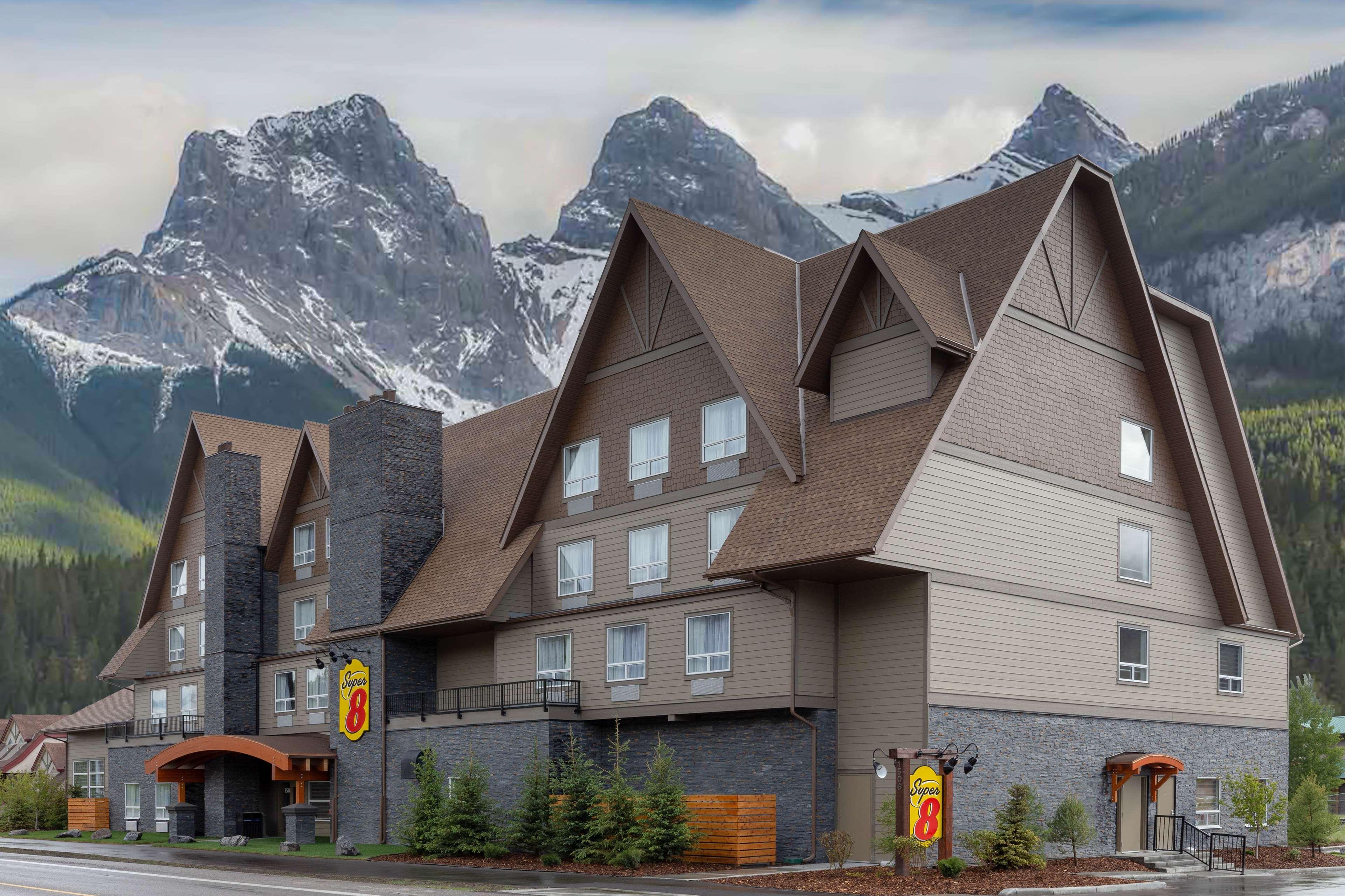 Super 8 By Wyndham Canmore Dış mekan fotoğraf