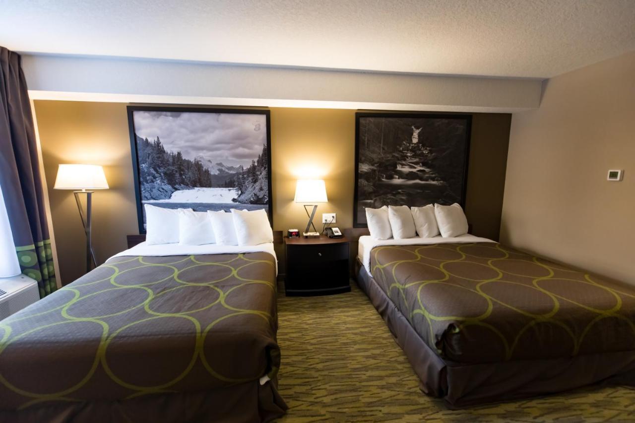Super 8 By Wyndham Canmore Dış mekan fotoğraf