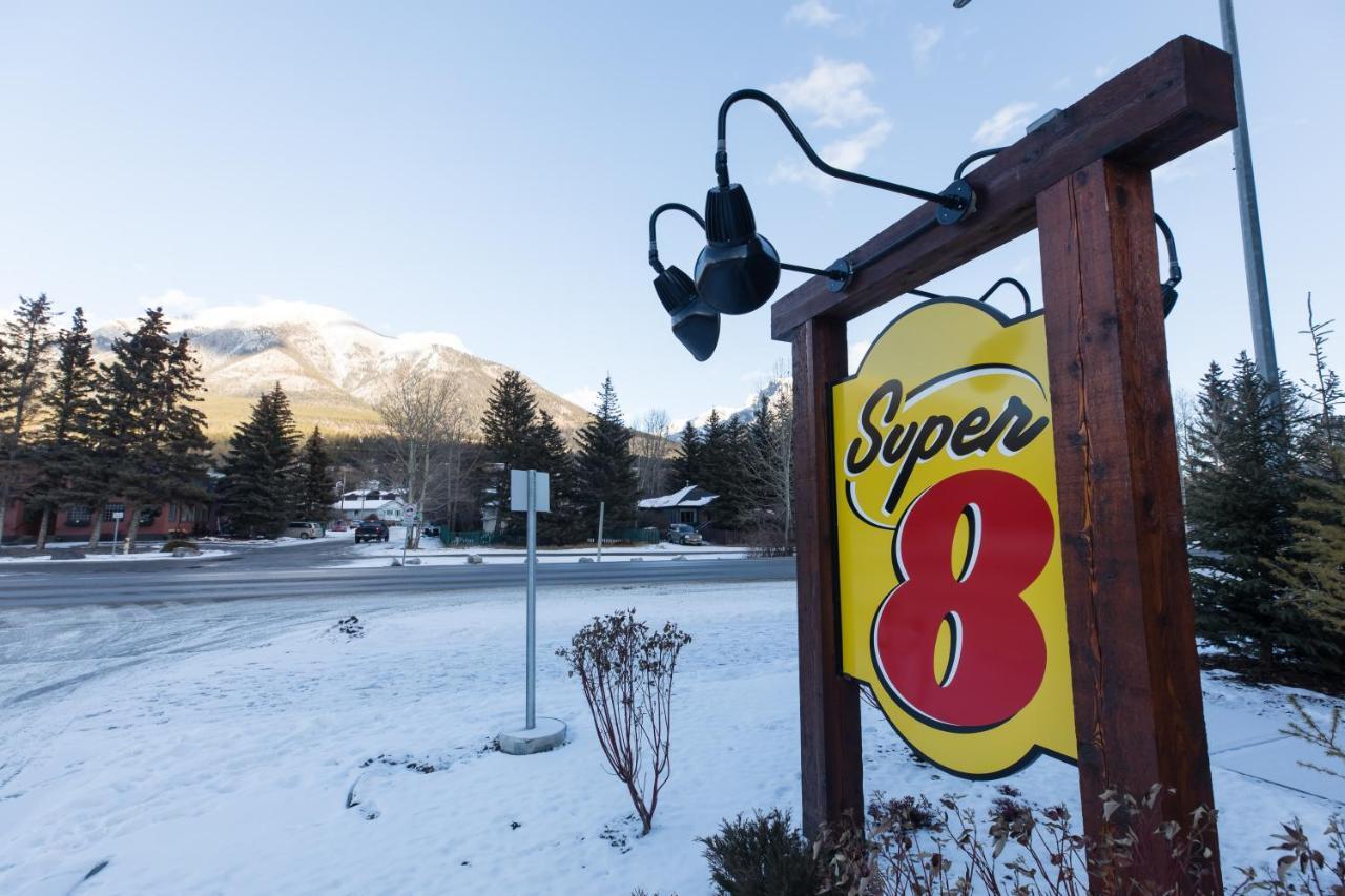 Super 8 By Wyndham Canmore Dış mekan fotoğraf