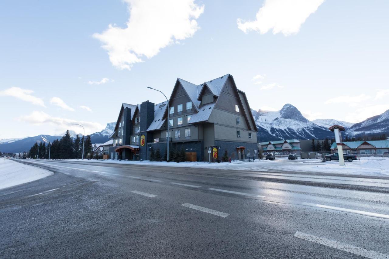 Super 8 By Wyndham Canmore Dış mekan fotoğraf
